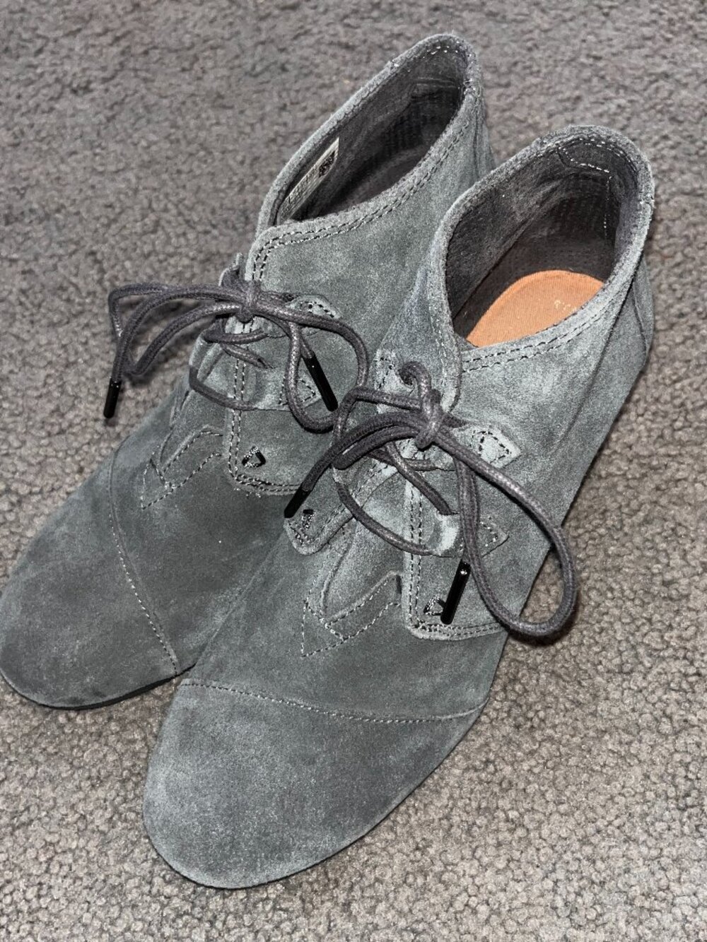 TOM'S KALA SUEDE WEDGE BOOTIE in CHARCOAL GRAY LACE UP BOOTIE - NWOT - 9.5